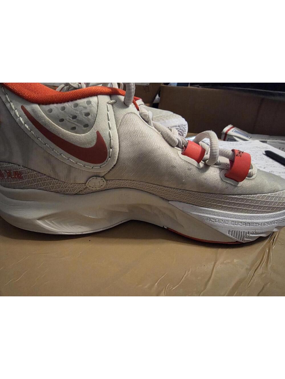 Mens Nike Shoes. SIZE 10.5 BRAND NEW  LIGHT GREY COLOR